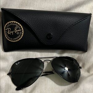 Ray-Ban Aviator Sunglasses in Black